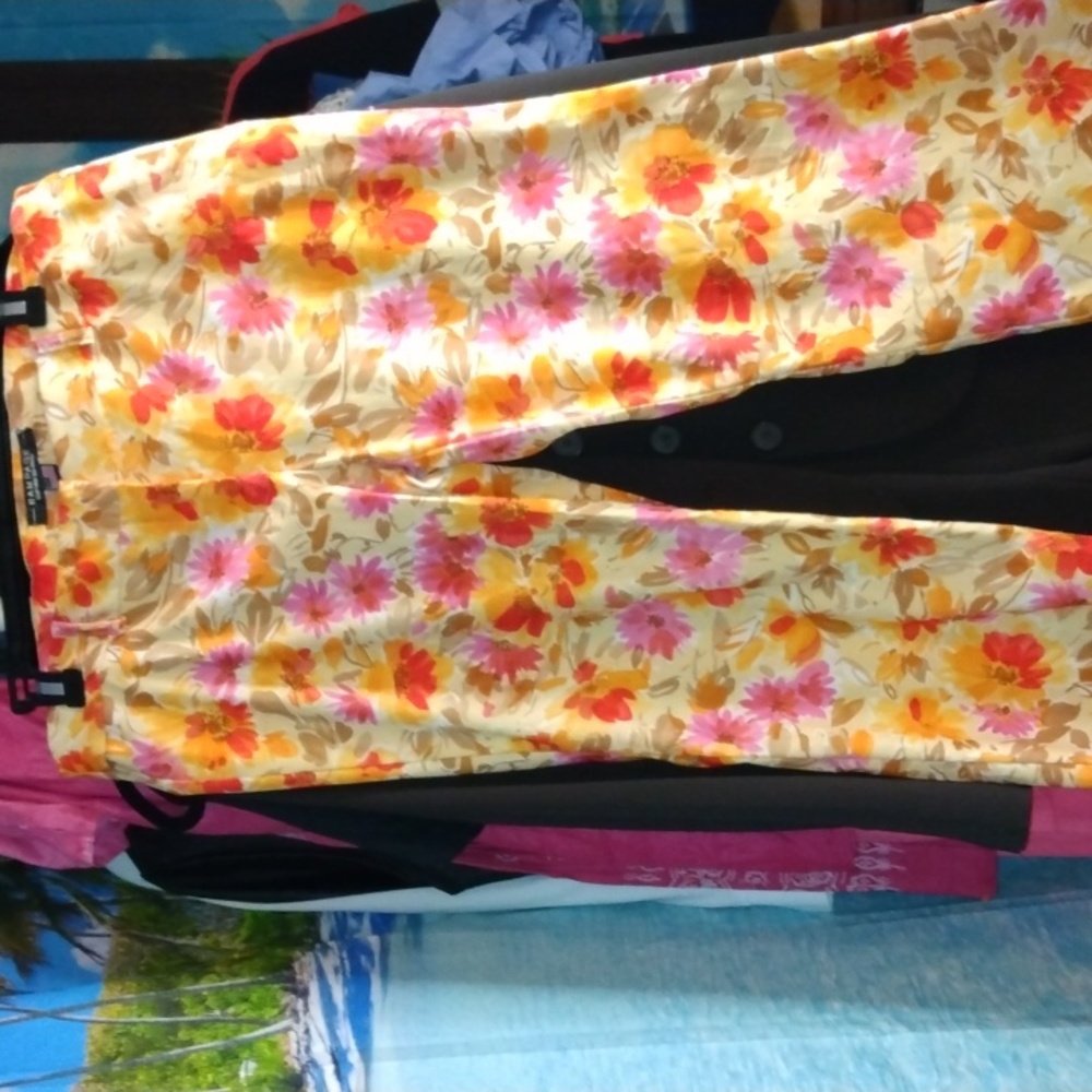 Rampage women's yellow floral Capri pants Sz 11 NWoT